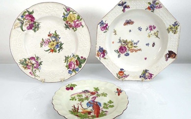 A Chelsea cabinet plate decorated with floral sprays, d. 23.5...