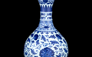 A Chinese Blue and White Porcelain Garlic-Mouth Vase