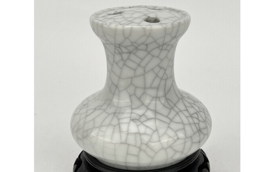 A Chinese Ge-type vase, 17TH/18TH Century Pr. Size:(H8.5CM/...