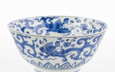 A Chinese bowl with dragon decor, Blue-White decor, Kangxi period. (H:9,5 x D:21 cm)
