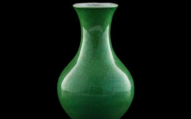 A Chinese green-ground ge-glazed vase, 18th century
