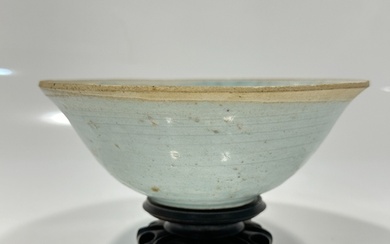 A Chinese pale celadon bowl, 16/17 Century Pr. Size:(Mouth D...