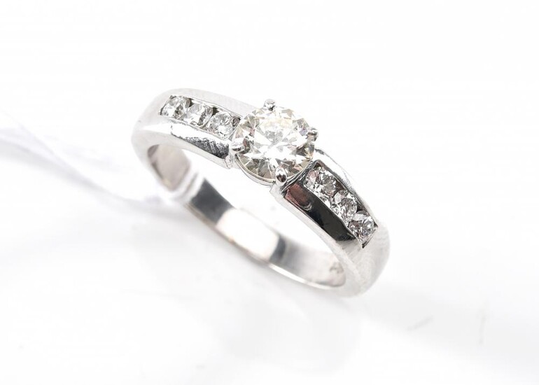 A DIAMOND RING IN PLATINUM AND 18CT WHITE GOLD, SIZE O, 6.2GMS