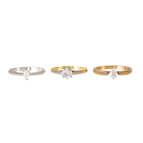 A DIAMOND SOLITAIRE RING, mounted in 18ct yellow gold. Esti...