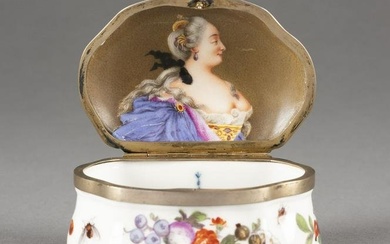 A FINE PORCELAIN SILVER-GILT MOUNTED SNUFFBOX WITH THE P