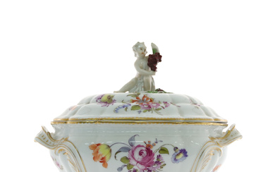 A GERMAN PORCELAIN SHAPED OVAL TWO HANDLED TUREEN IN MEISSEN STYLE, LATE 19TH CENTURY.