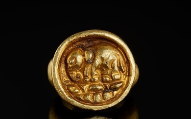 A GOLD RING WITH AN INCISED BEZEL DEPICTING AN ELEPHANT, 7TH-12TH CENTURY