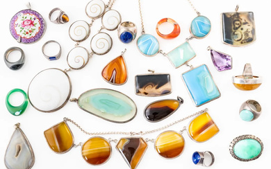 A GROUP OF MOSTLY SILVER MOUNTED AGATE AND FURTHER JEWELLERY (21)