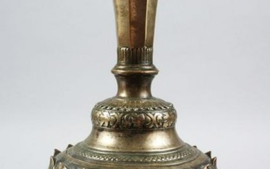 A LARGE 18TH / 19TH CENTURY INDIAN BRONZE SURAHI BOTTLE