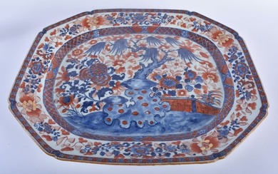 A LARGE 18TH CENTURY CHINESE EXPORT IMARI BLUE AND WHITE PORCELAIN DISH Qianlong, painted with exten