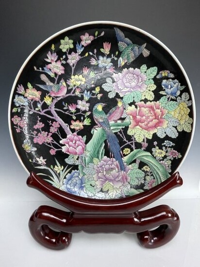 A LARGE CHINESE FAMILLE ROSE PLATTER