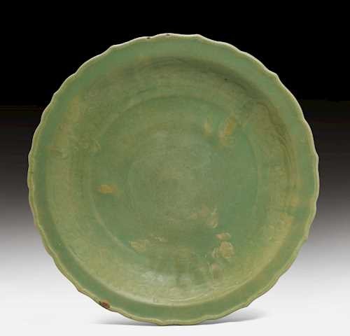 A LARGE CHINESE-STYLE CELADON CHARGER.