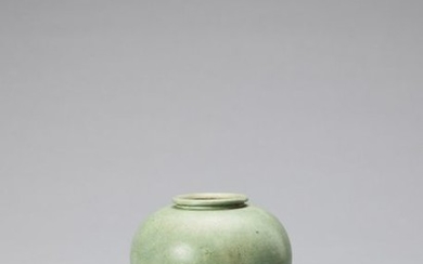 A LIME GREEN GLAZED POTTERY JAR, TANG