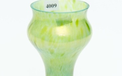 A LOETZ STYLE IRIDESCENT GREEN GLASS VASE, 19.5 CM HIGH