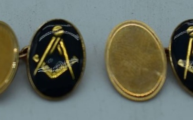 A PAIR OF 9CT GOLD MASONIC CUFFLINKS. 7 grams. 1.75 cm x 1 cm.