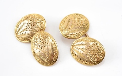 A PAIR OF ANTIQUE CUFFLINKS IN 15CT GOLD