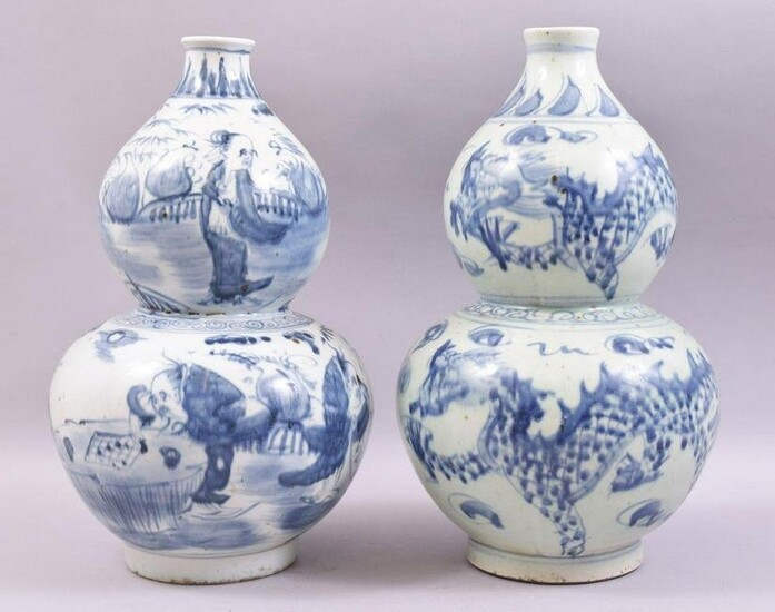 A PAIR OF CHINESE BLUE AND WHITE DOUBLE GOURD PORCELAIN