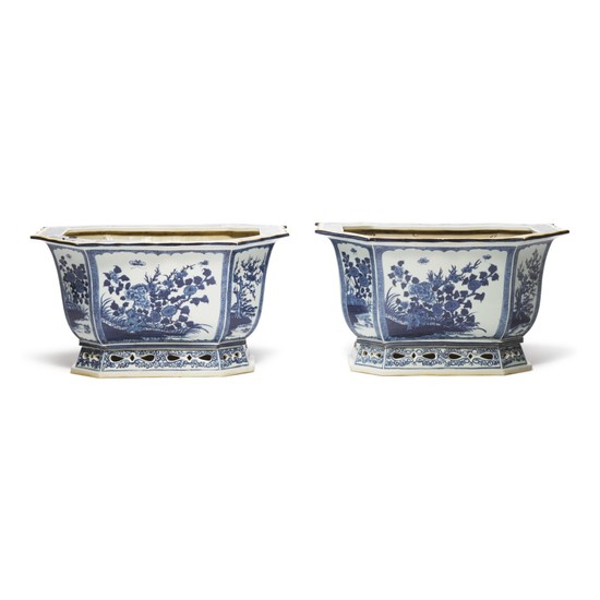 A PAIR OF CHINESE BLUE AND WHITE JARDINIERES, LATE 19TH/EARLY 20TH CENTURY