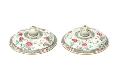 A PAIR OF LARGE CHINESE EXPORT FAMILLE-ROSE COVERS 清十八至十九世紀 外銷粉彩花卉蓋一對