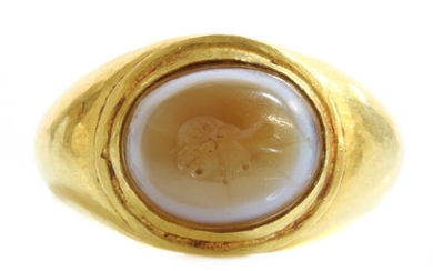 A Roman gentlemen's high carat gold 'eye' agate intaglio ring
