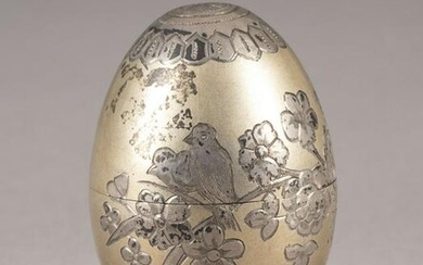 A SMALL EGG-SHAPED SILVER PARCEL-GILT BOX WITH FOLIAGE