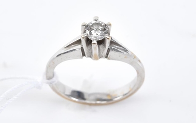 A SOLITAIRE DIAMOND RING (0.20CT) IN 18CT RHODIUM PLATED GOLD, SIZE I