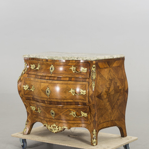 A SWEDISH ROCOCO CHEST OF DRAWERS, 18th century.