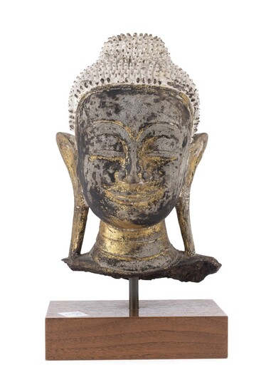 A THAI WOODEN HEAD OF BUDDHA 20TH CENTURY.
