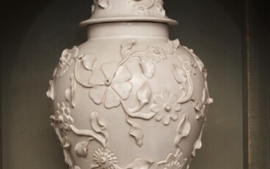A WHITE CHINESE LIDDED VASE WITH FLORAL DECORATION AND MONKEY FINIAL, H.43CM, LEONARD JOEL LOCAL DELIVERY SIZE: SMALL
