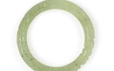 A chinese jade bangle set with carved jade. Weight app. 51 g....