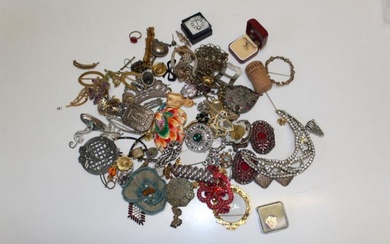 A collection of antique and vintage costume jewellery to include...