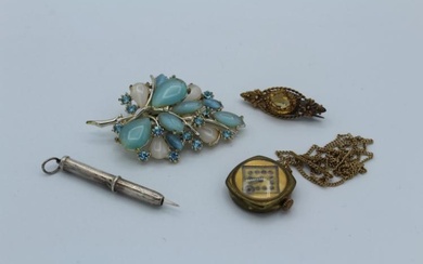 A collection of jewellery featuring a 15ct gold Victorian brooch...