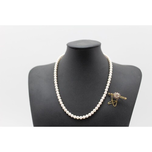 A cultured pearl necklace with 9ct gold clasp, 44cm long, to...