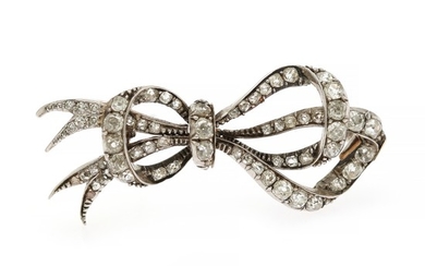 A diamond brooch set with numerous old-cut diamonds, mounted in rhodium plated 14k gold. L. 5 cm.