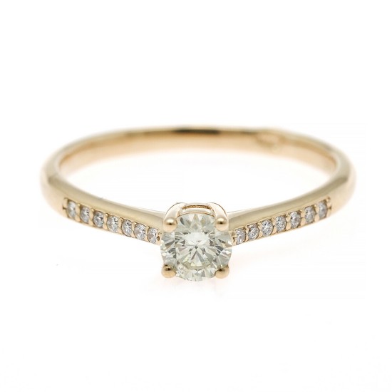 A diamond ring set with a brilliant-cut diamond flanked by numerous brilliant-cut diamonds totalling app. 0.38 ct., mounted in 14k gold. Size 53.