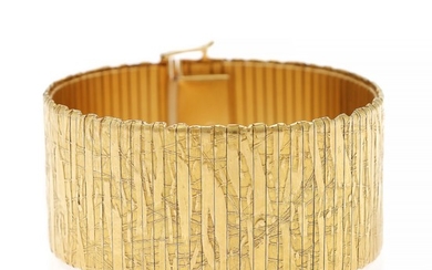 A gold braclet of 18k gold. L. 18.5. W. 2.8 cm. Weight app. 123 g.