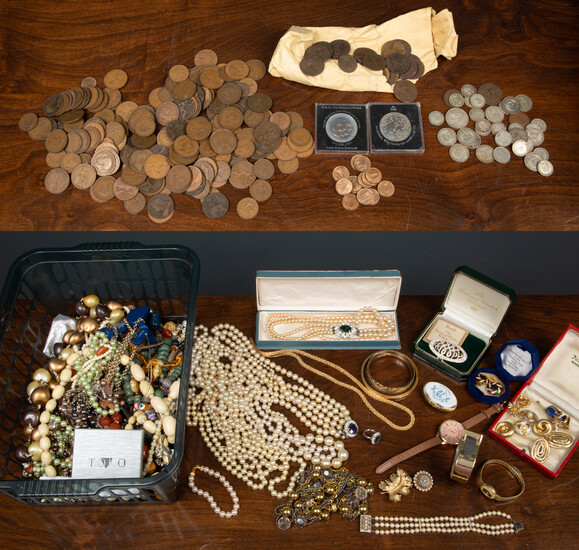 A group of mostly costume jewellery