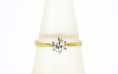 A hallmarked 18ct yellow gold diamond solitaire ring, estimated approx. 0.40ct, (Q).