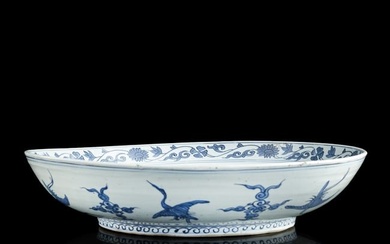 A large Chinese blue and white 'phoenix' plate, 16th century