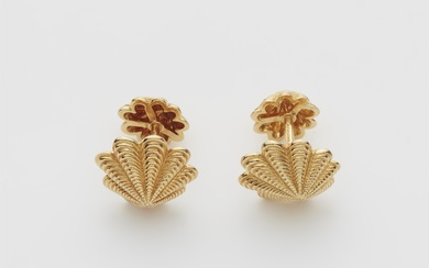 A pair of American 18k gold scallop cufflinks.