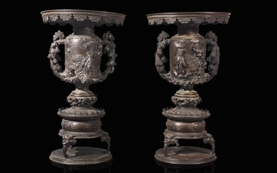 A pair of Japanese patinated bronze flower vases, Meiji period 日本銅加