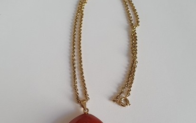 A pendant of polished amber, mounted in 14k gold. L. 4 cm. Accompanied by necklace. L. 40 cm.