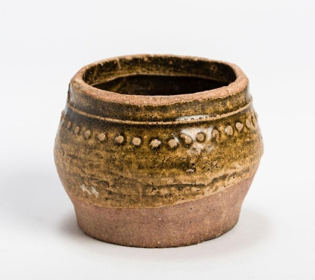 A small Chinese glazed ceramic pot vessel | Ein kleines chinesisches glasiertes Keramiktopfgefäß