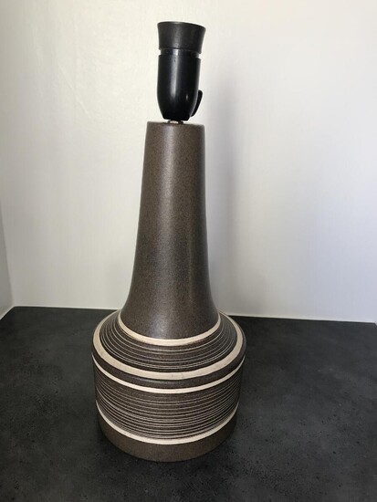 NOT SOLD. A stoneware table lamp, decorated with brown glaze with light vertical stripes. Made and marked by Okela stoneware, Denmark. H. incl. socket. H. 40 cm. – Bruun Rasmussen Auctioneers of Fine Art