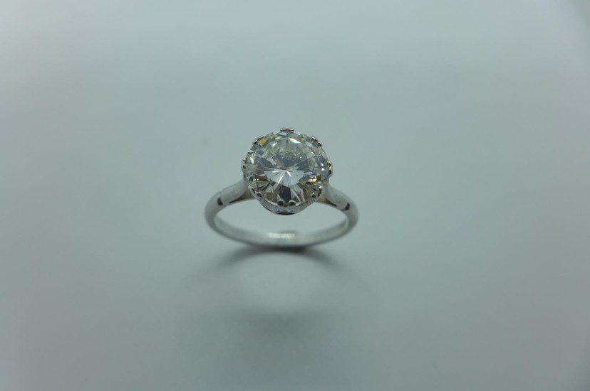 A very good diamond solitaire 18ct white gold ring, the bril...