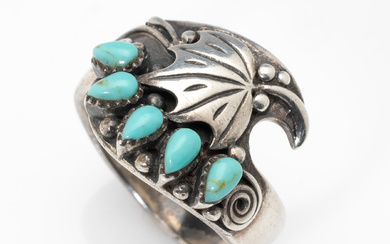 A vintage sterling silver Navaho ring set with 5 tear...
