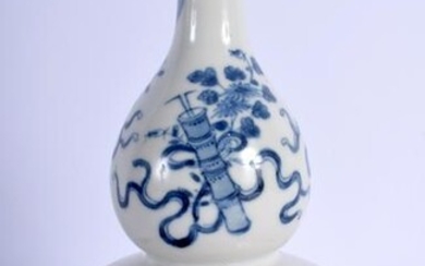 AN 18TH CENTURY CHINESE BLUE DE HUE PORCELAIN VASE made