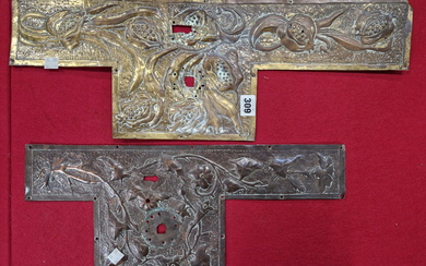 AN ARTS AND CRAFTS COPPER CEILING LIGHT, THE SOCKET BELOW A ROSETTE OF LEAVES, A COLUMN AND THREE