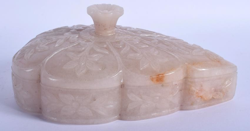 AN MUGHAL JADE BOX, lobed in form with flower finial.