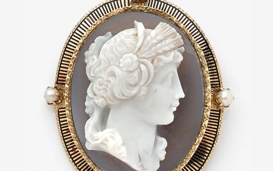 ANNEES 1860 BROCHE CAMEE A grey agate cameo representing "Ceres", natural pearl, enamel and 18K yellow gold brooch, circa 1860. Gros...